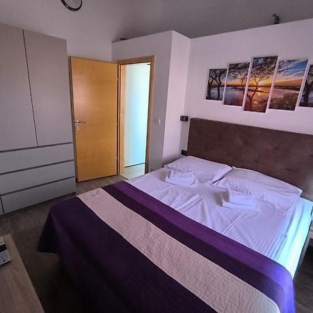 Apartments Pongrac Cres Εξωτερικό φωτογραφία